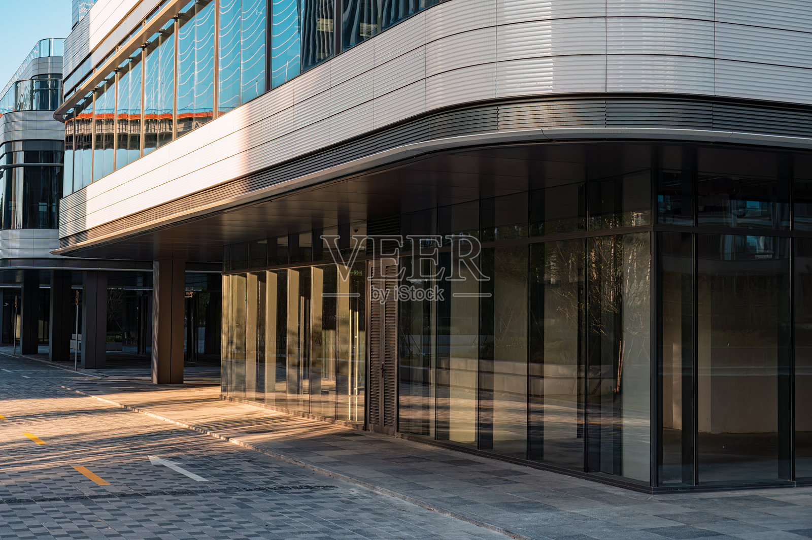 暮色中的现代商业建筑照片摄影图片