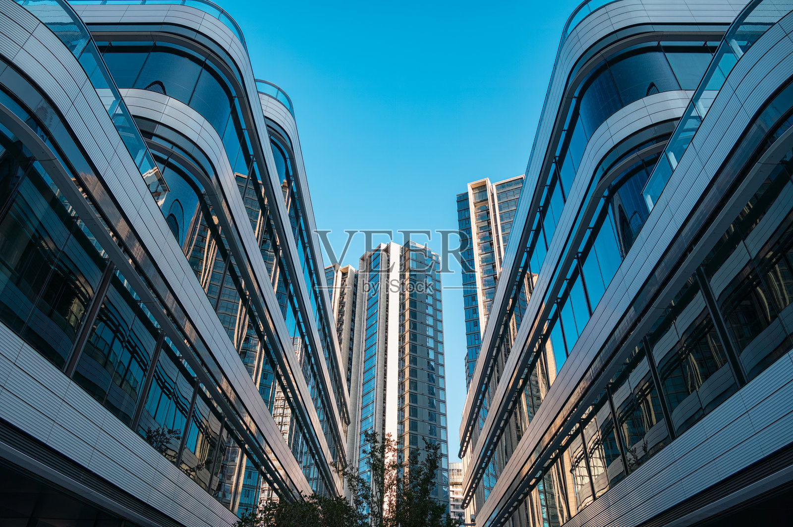 低视野的城市现代商业建筑照片摄影图片