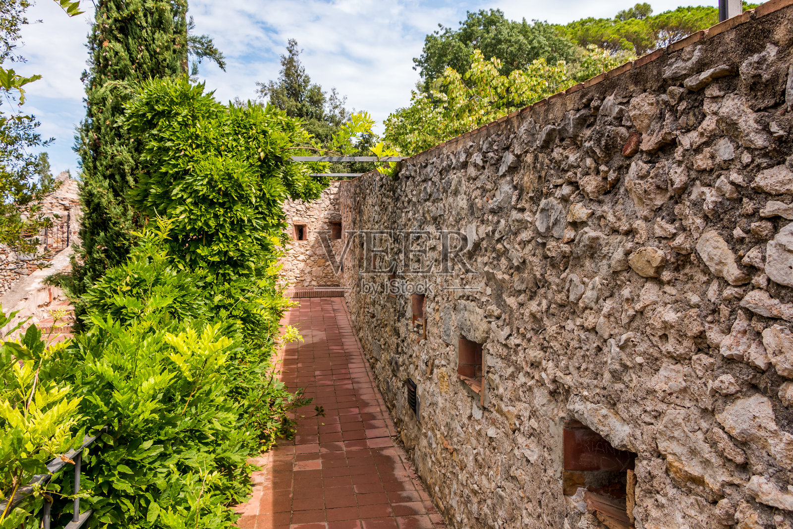 赫罗纳老城的建筑和街道。加泰罗尼亚。历史建筑。照片摄影图片