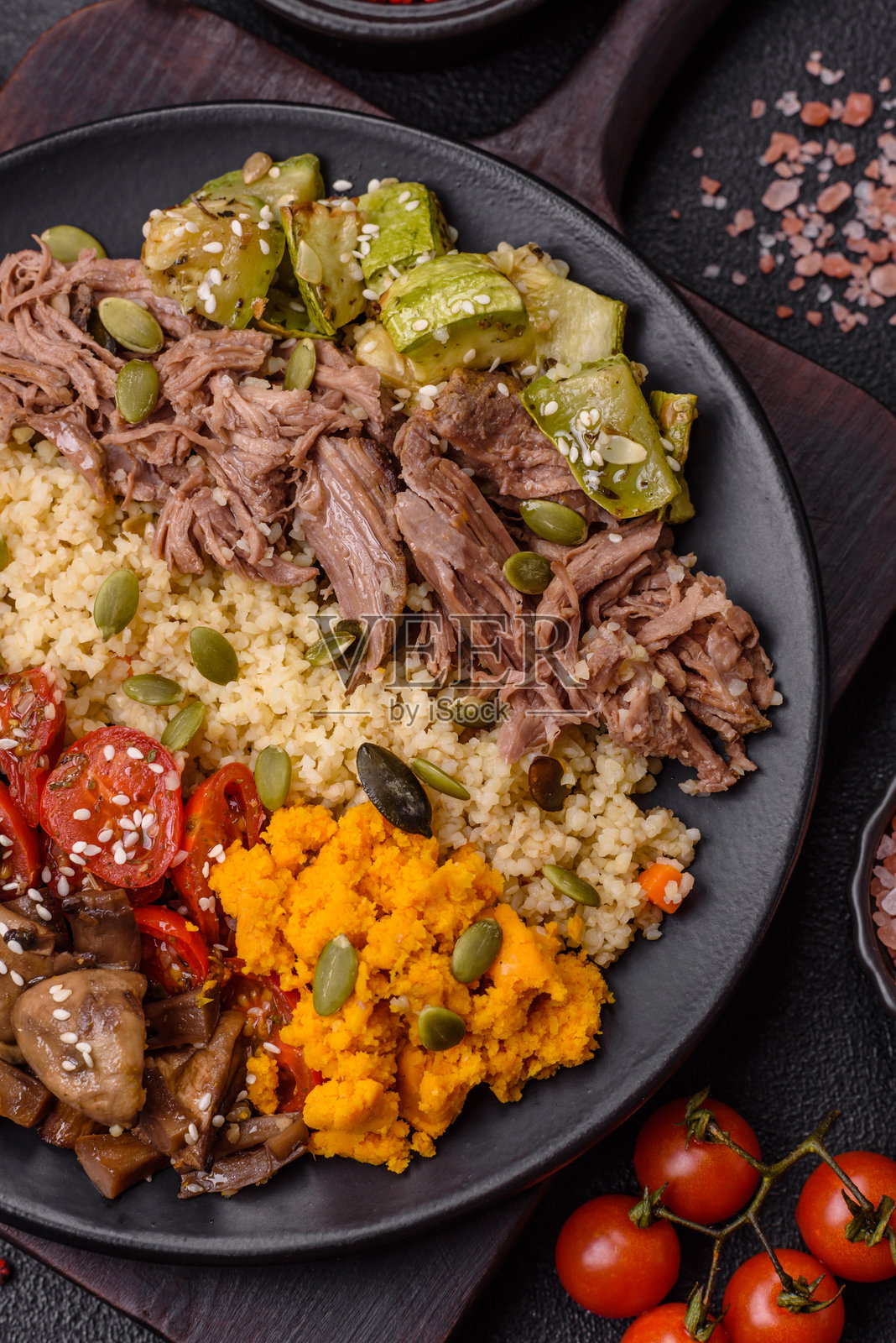 一碗有牛肉，碎牛肉，西红柿，蘑菇，西葫芦的食物照片摄影图片