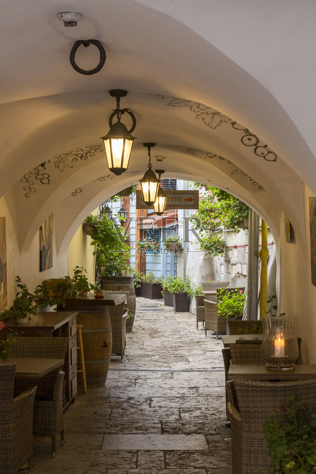 2017.10.23东欧，波罗的海国家，爱沙尼亚，塔林。古城拱形通道。2017年10月23日。照片摄影图片