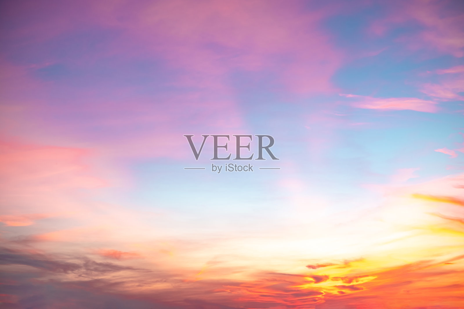 美丽、奢华、柔和渐变的橙金云和阳光在蓝天上完美的背景，拍摄于傍晚、暮光、大尺寸、高清晰度的风景照片照片摄影图片