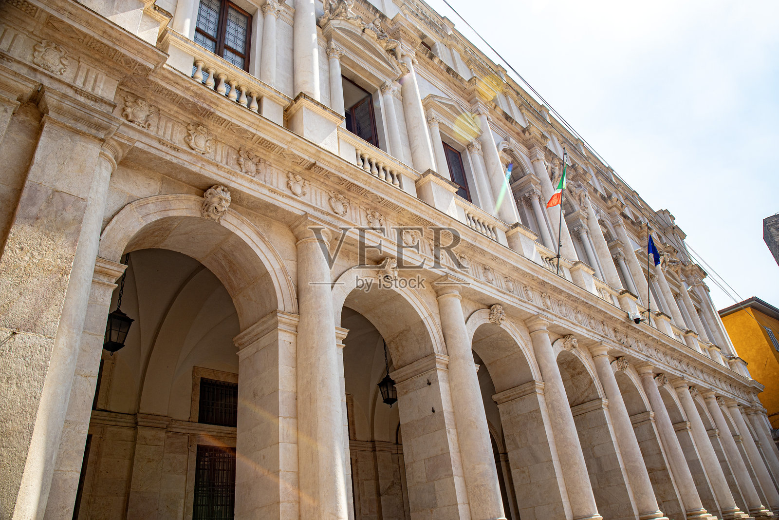 意大利伦巴第和意大利阿尔卑斯山的贝加莫城市照片摄影图片