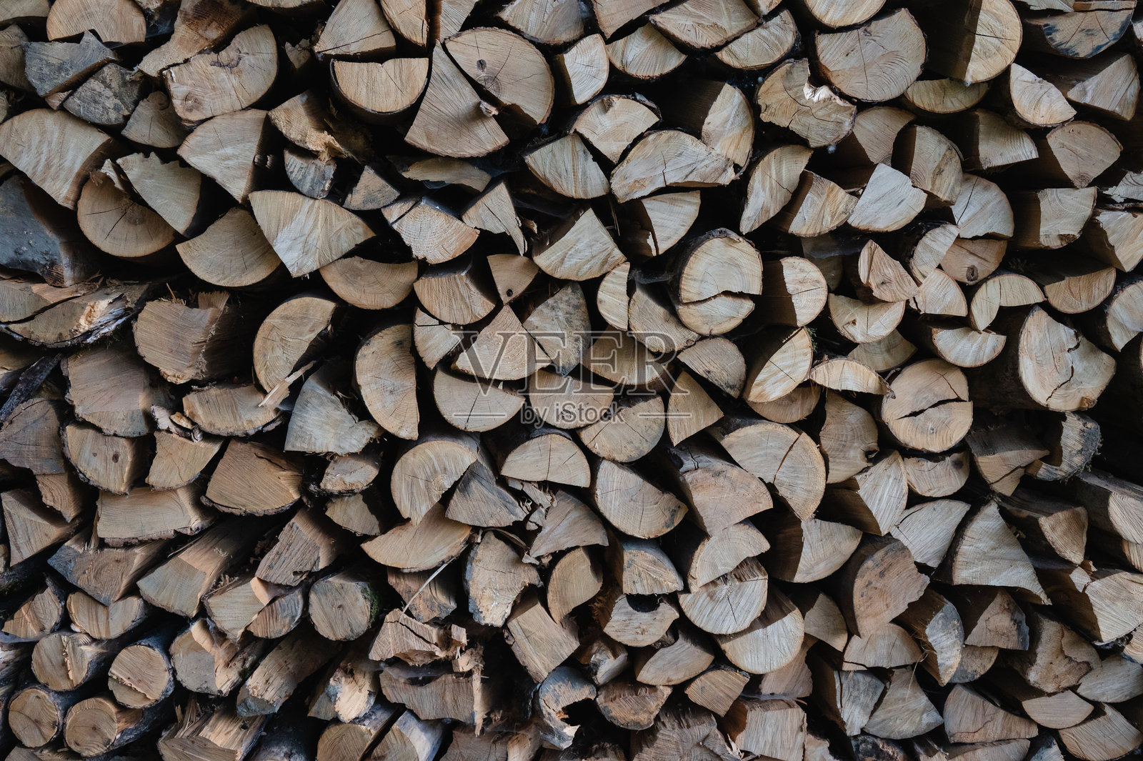 一堆砍柴的原木特写照片摄影图片