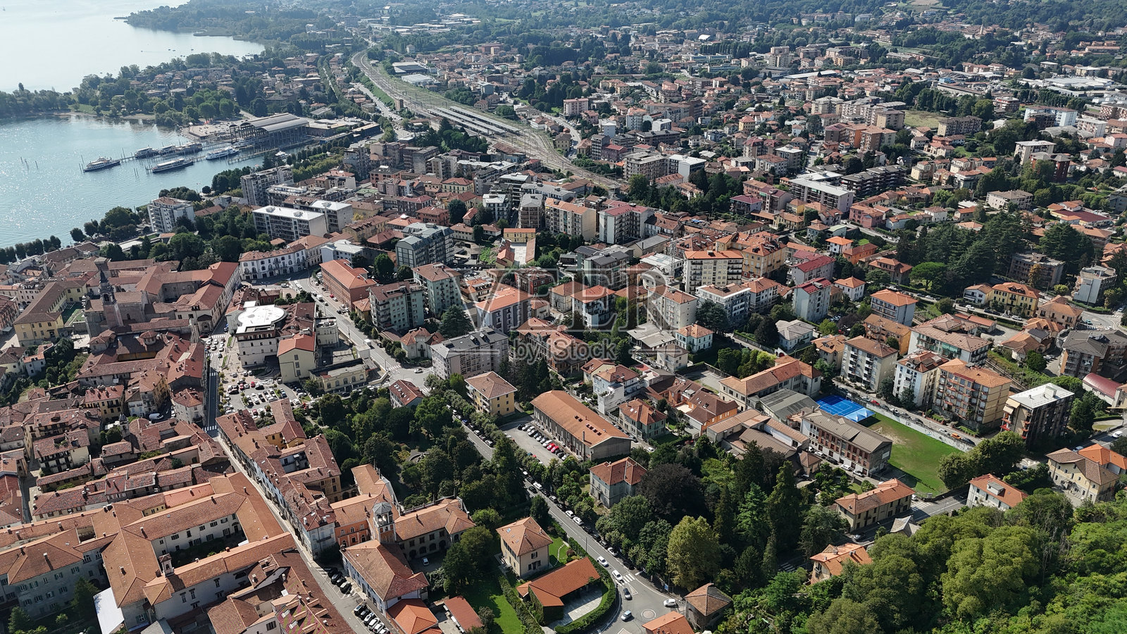 马焦雷湖上的阿罗纳鸟瞰图照片摄影图片
