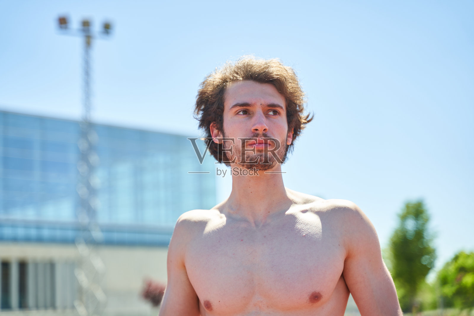 一个年轻运动员的肖像，目光远离镜头照片摄影图片