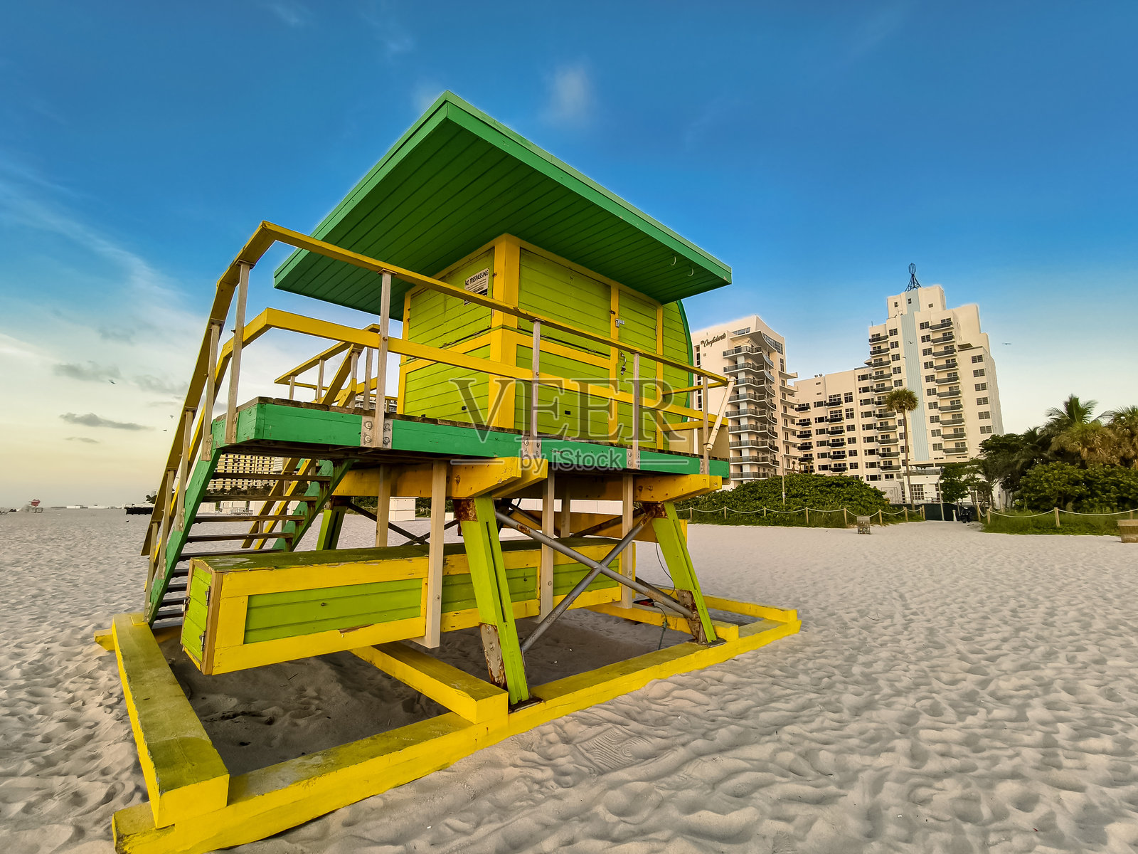 佛罗里达州迈阿密海滩——沙滩上亮绿色和黄色相间的救生员塔。照片摄影图片