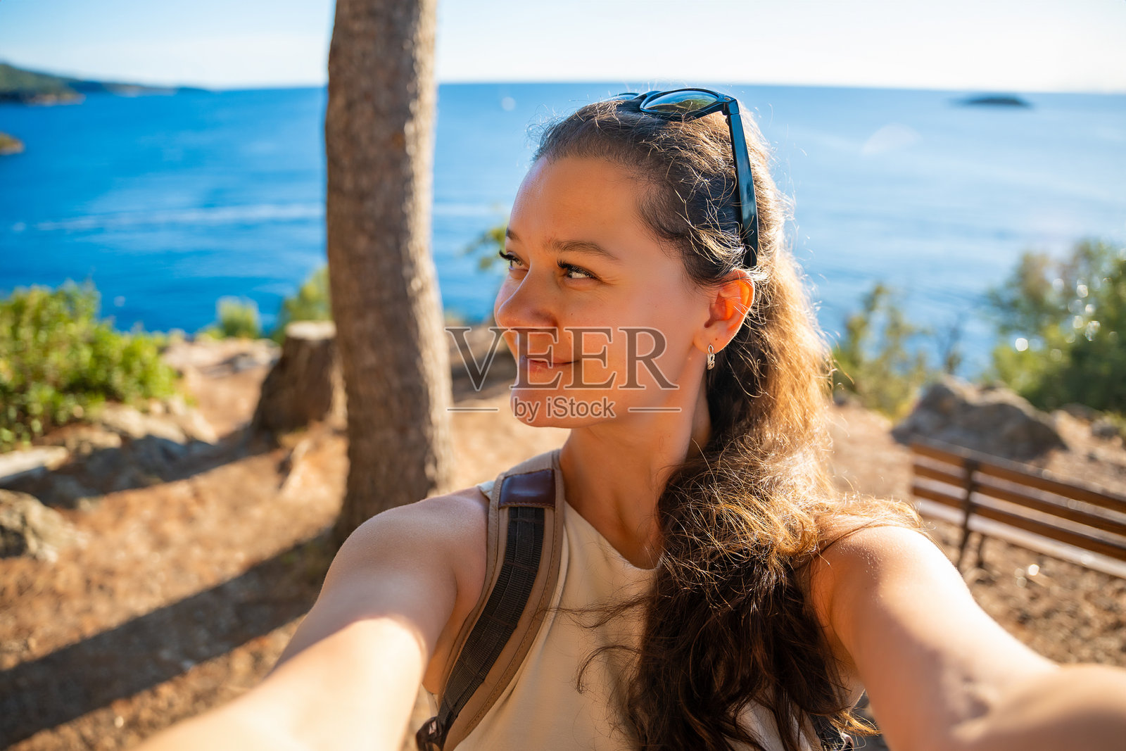 在克罗地亚科尔丘拉岛 Vela Luka 镇附近的 Uvala Gradina 海湾岸边的年轻女人照片摄影图片