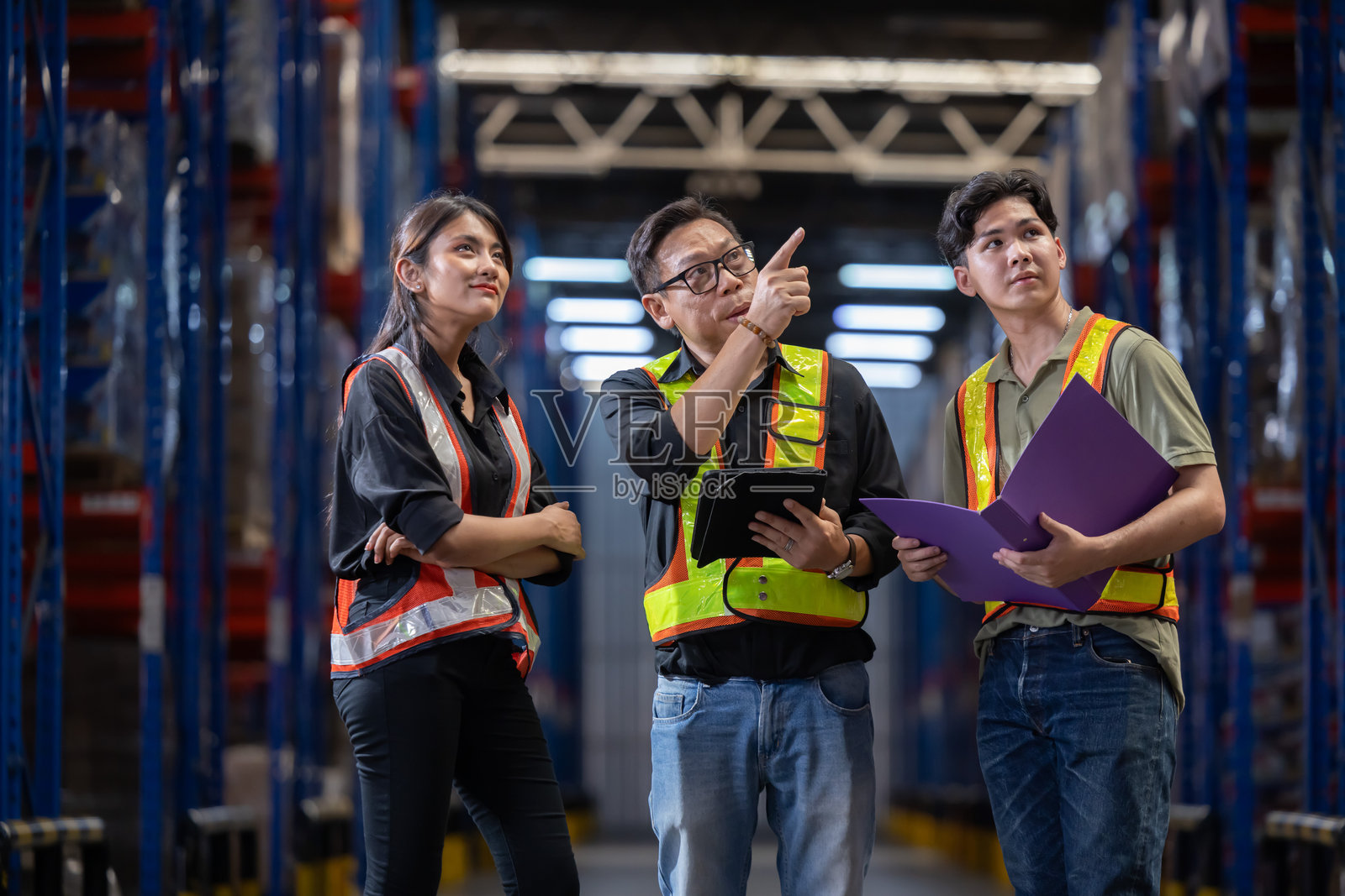 亚洲的仓库工人正在检查货架上一箱箱的产品照片摄影图片