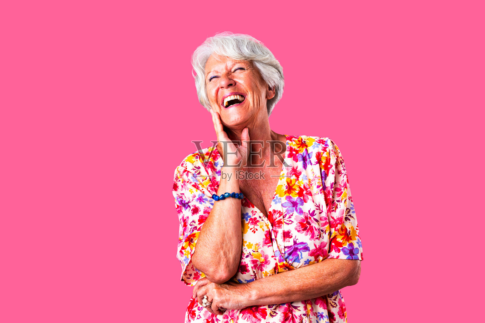 画室里漂亮的花白头发大四女生的肖像照片摄影图片