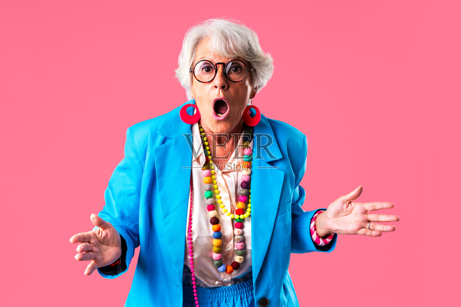 画室里漂亮的花白头发大四女生的肖像照片摄影图片