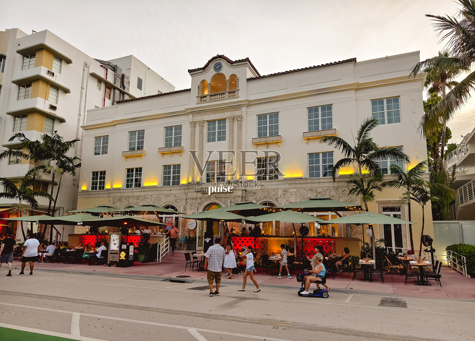 佛罗里达州迈阿密海滩——在南海滩海洋大道一楼的万豪度假俱乐部餐厅度过一个充满活力的夜晚照片摄影图片