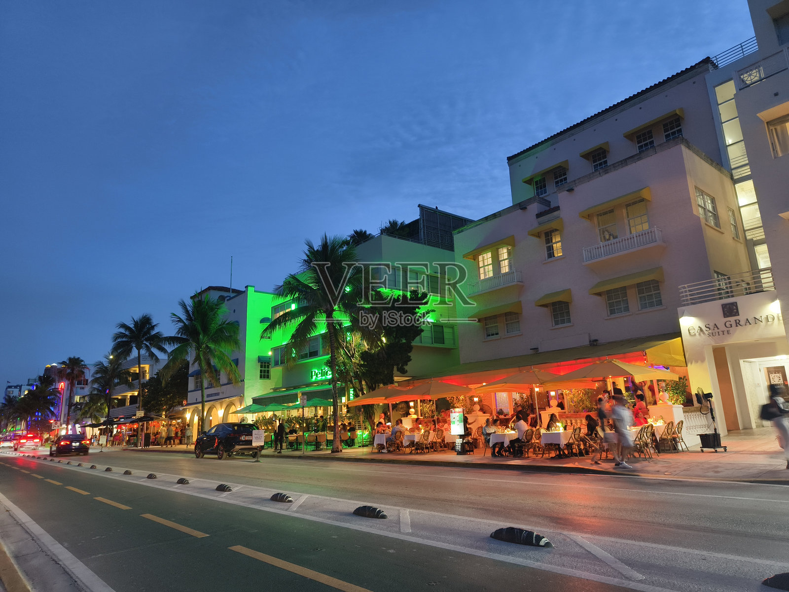 佛罗里达州迈阿密海滩——黄昏时分，南海滩的海洋大道上充满活力的夜生活照片摄影图片