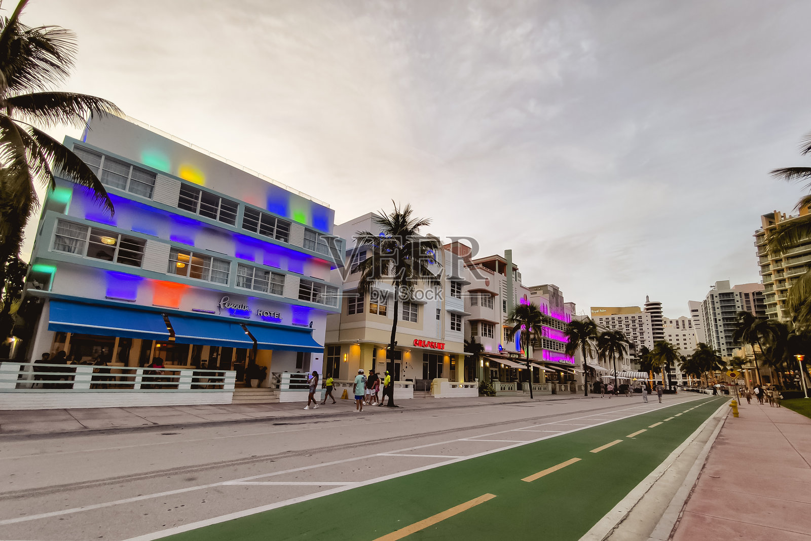 佛罗里达州迈阿密海滩——黄昏时分，南海滩的海洋大道上一排灯火通明的装饰艺术建筑照片摄影图片