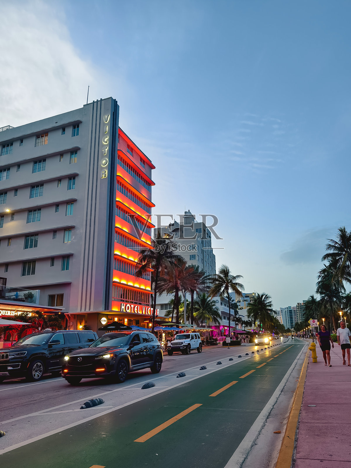 迈阿密海滩，佛罗里达州-历史艺术装饰酒店维克多和周围的建筑在海洋大道，南海滩照片摄影图片