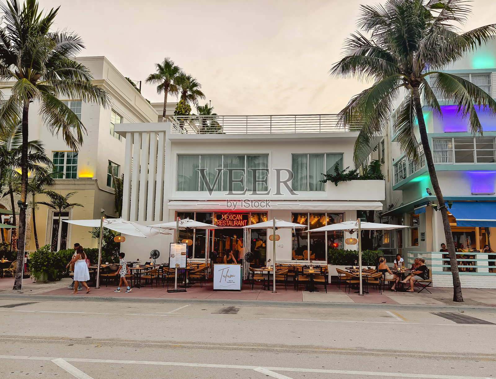迈阿密海滩，佛罗里达州-充满活力的墨西哥餐厅在海洋大道在南海滩照片摄影图片