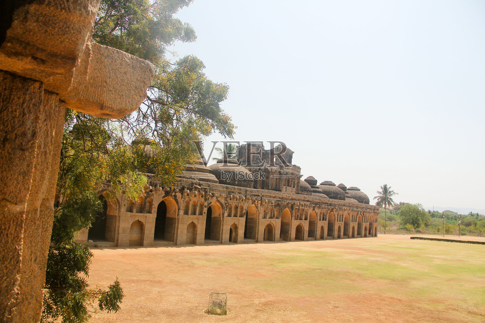 汉比是位于印度卡纳塔克邦的一个迷人的历史遗址。它以其丰富的遗产和壮观的遗址而闻名，这些遗址是维查耶那加拉帝国的遗迹照片摄影图片