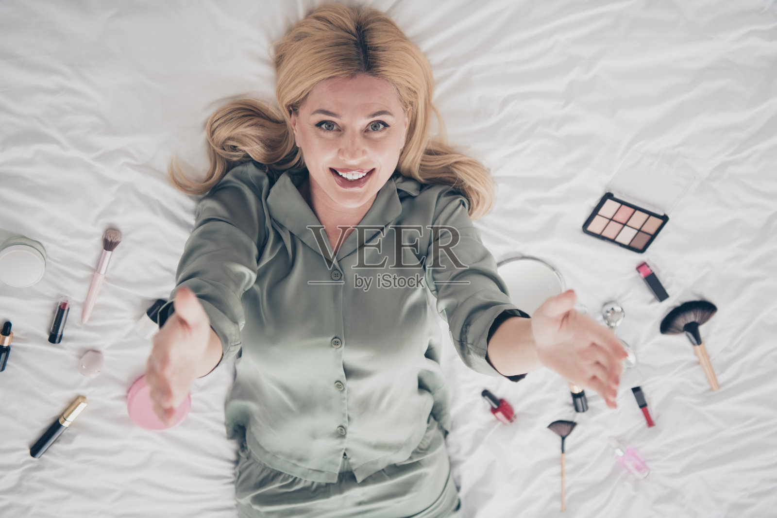 上图漂亮的年轻女士的肖像床臂欢迎你睡衣白色室内卧室公寓室内照片摄影图片