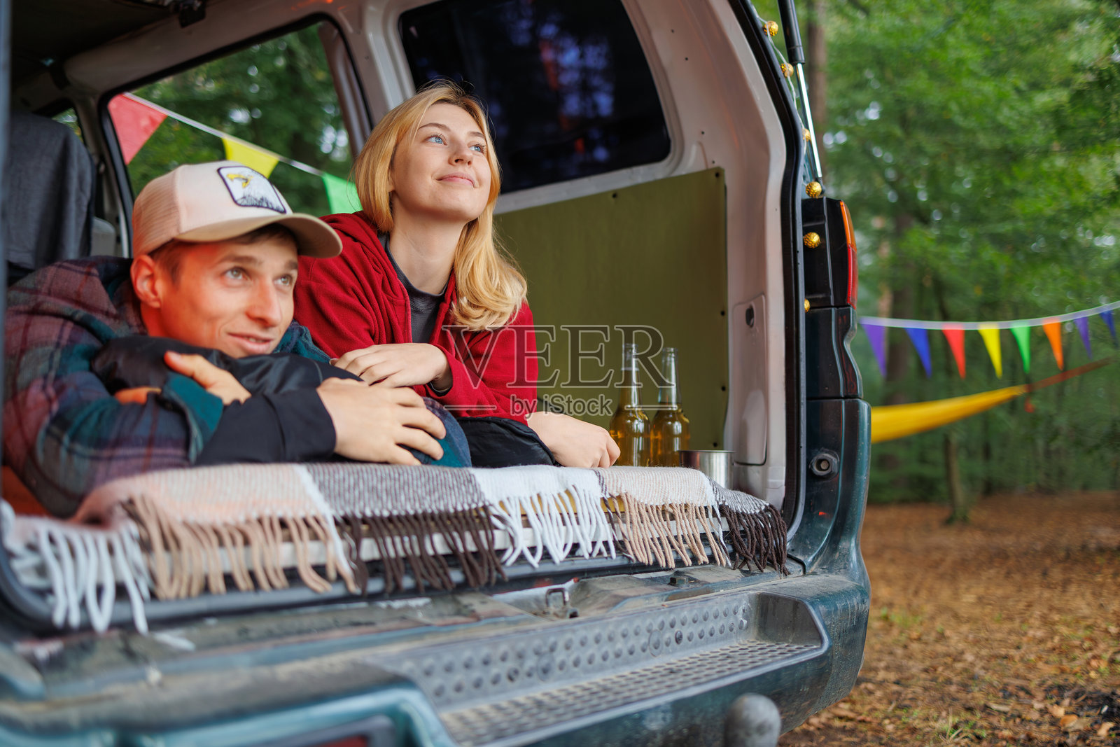 在一辆与自然相伴的面包车里享受浪漫的森林之旅照片摄影图片