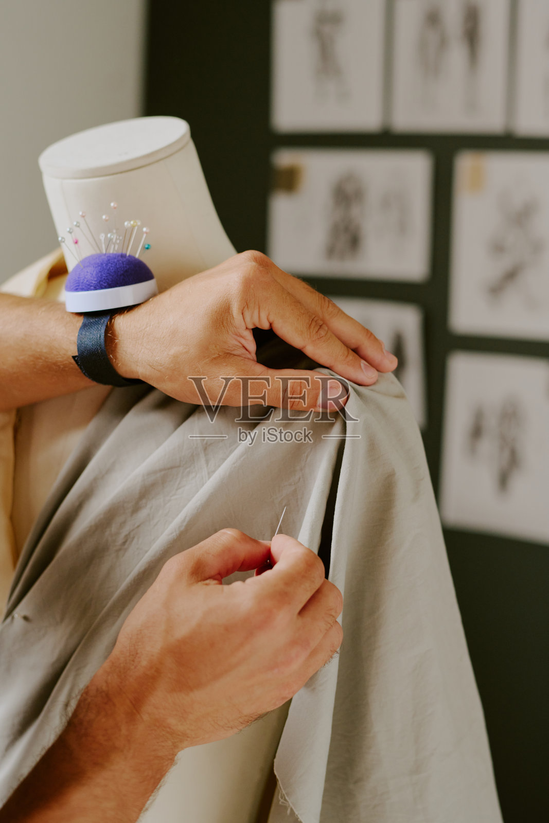 男性的手在做飞镖照片摄影图片