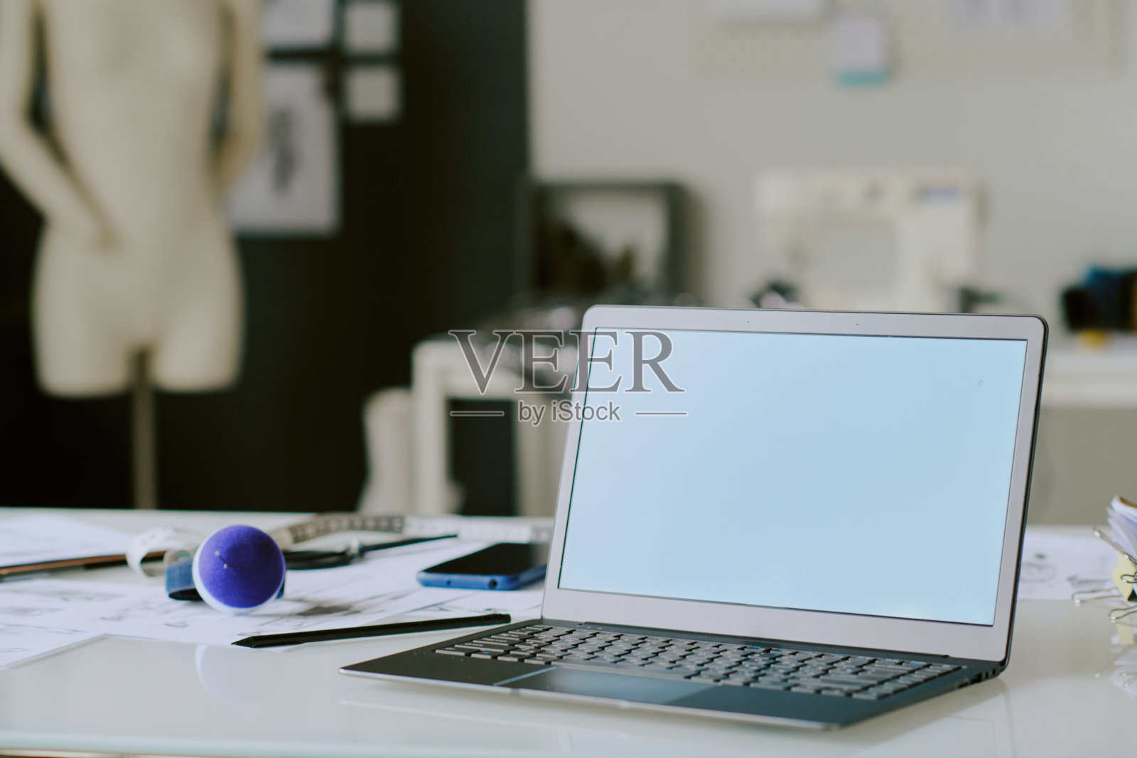 白色桌子上的银色笔记本电脑照片摄影图片
