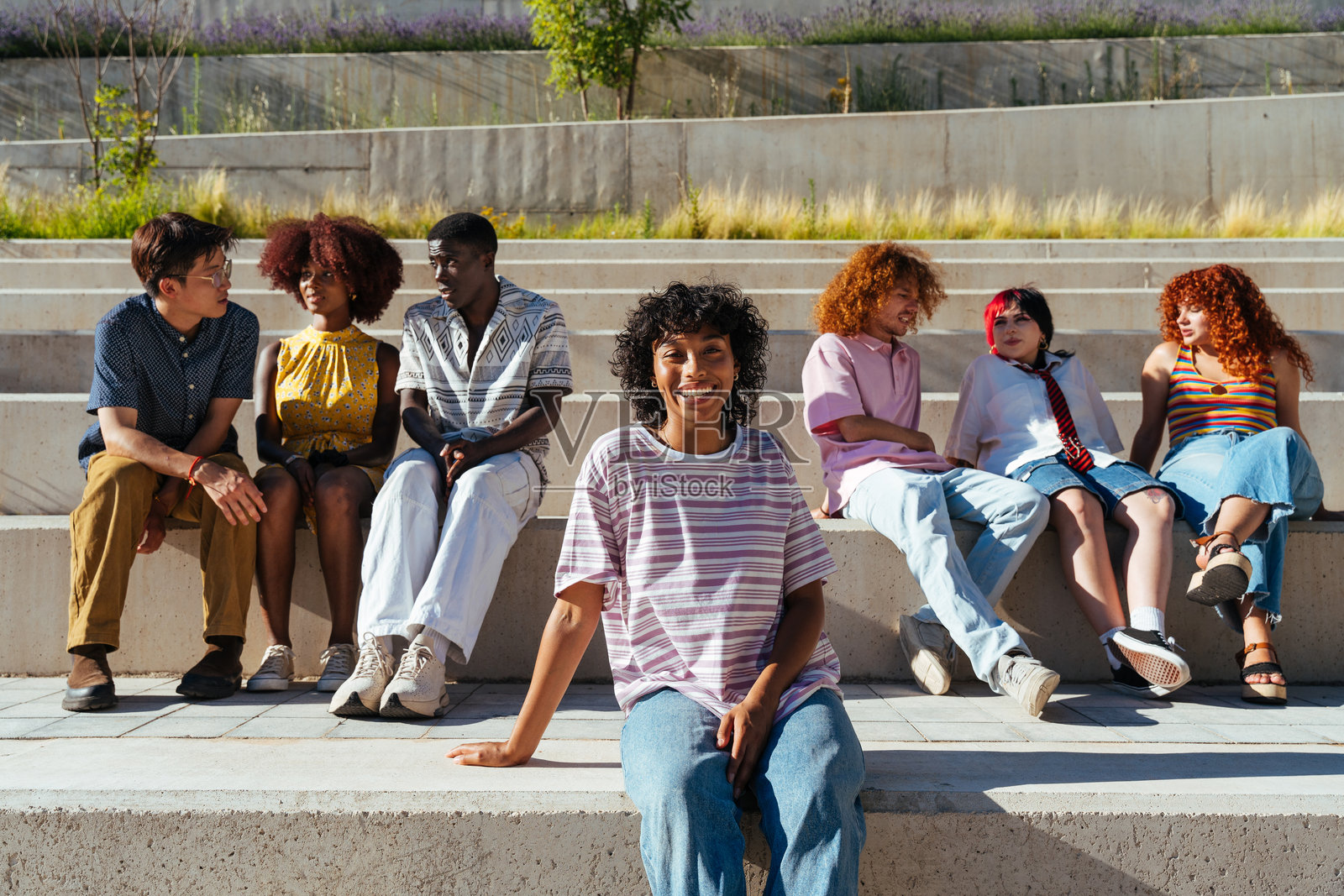 多民族的年轻朋友在户外聚会和玩耍照片摄影图片