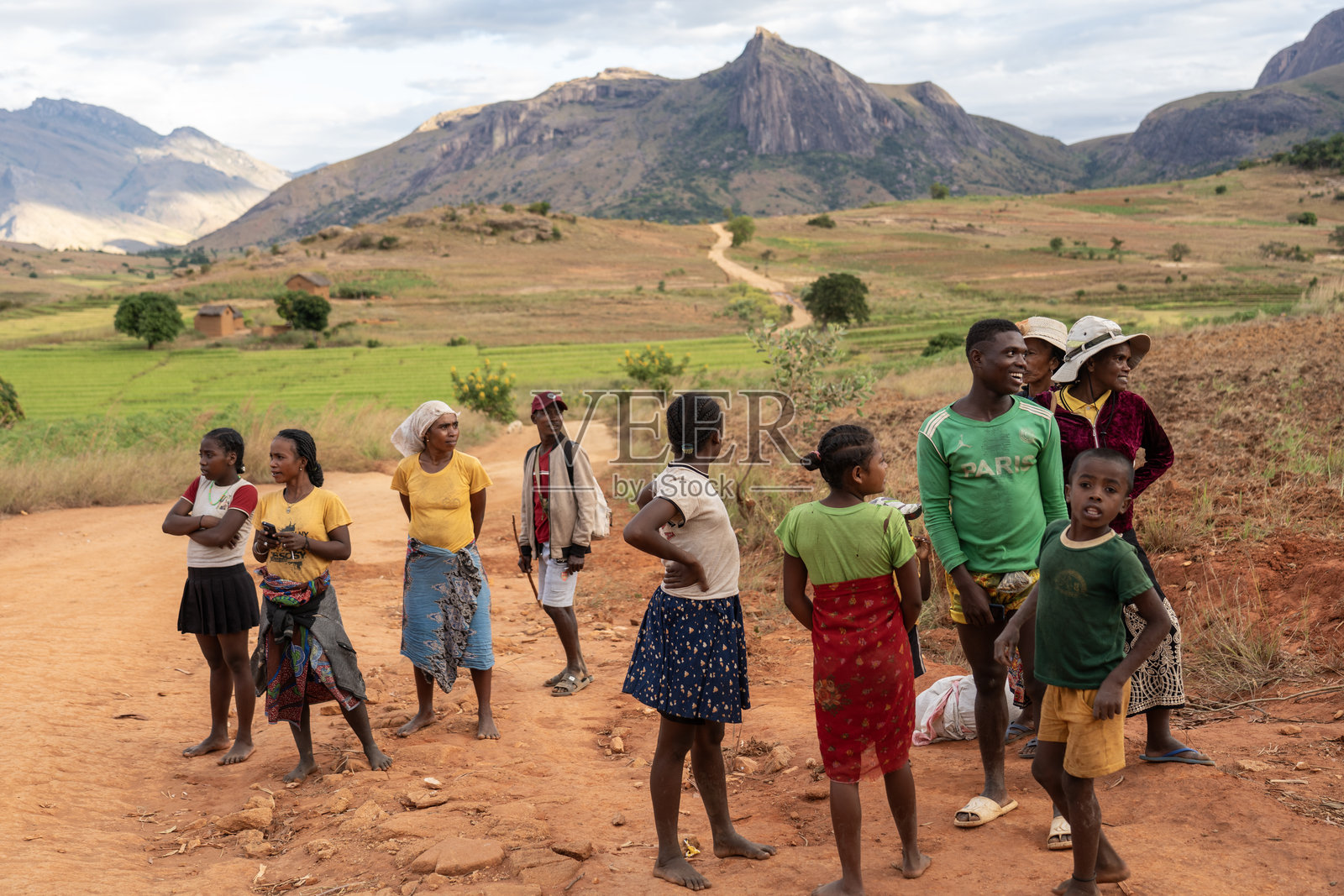 一群当地人对伊萨洛景观，马达加斯加照片摄影图片