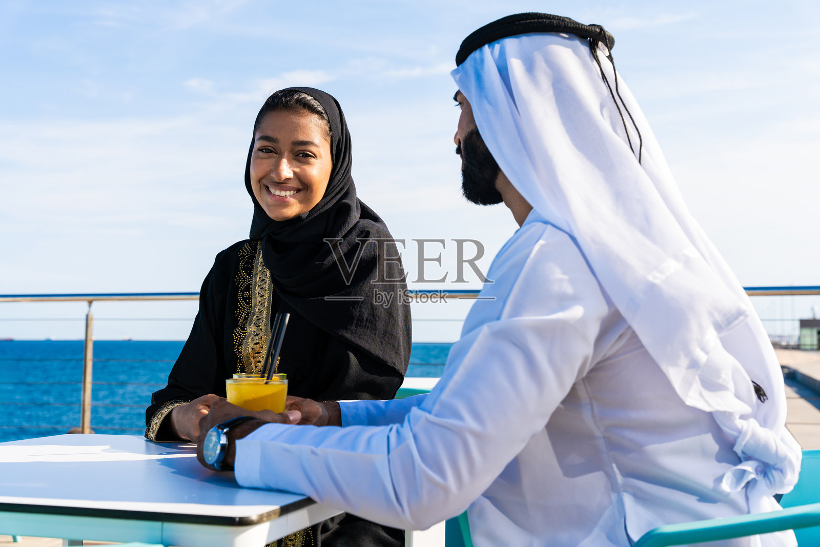 传统的阿拉伯夫妇穿着阿联酋服装在户外约会照片摄影图片