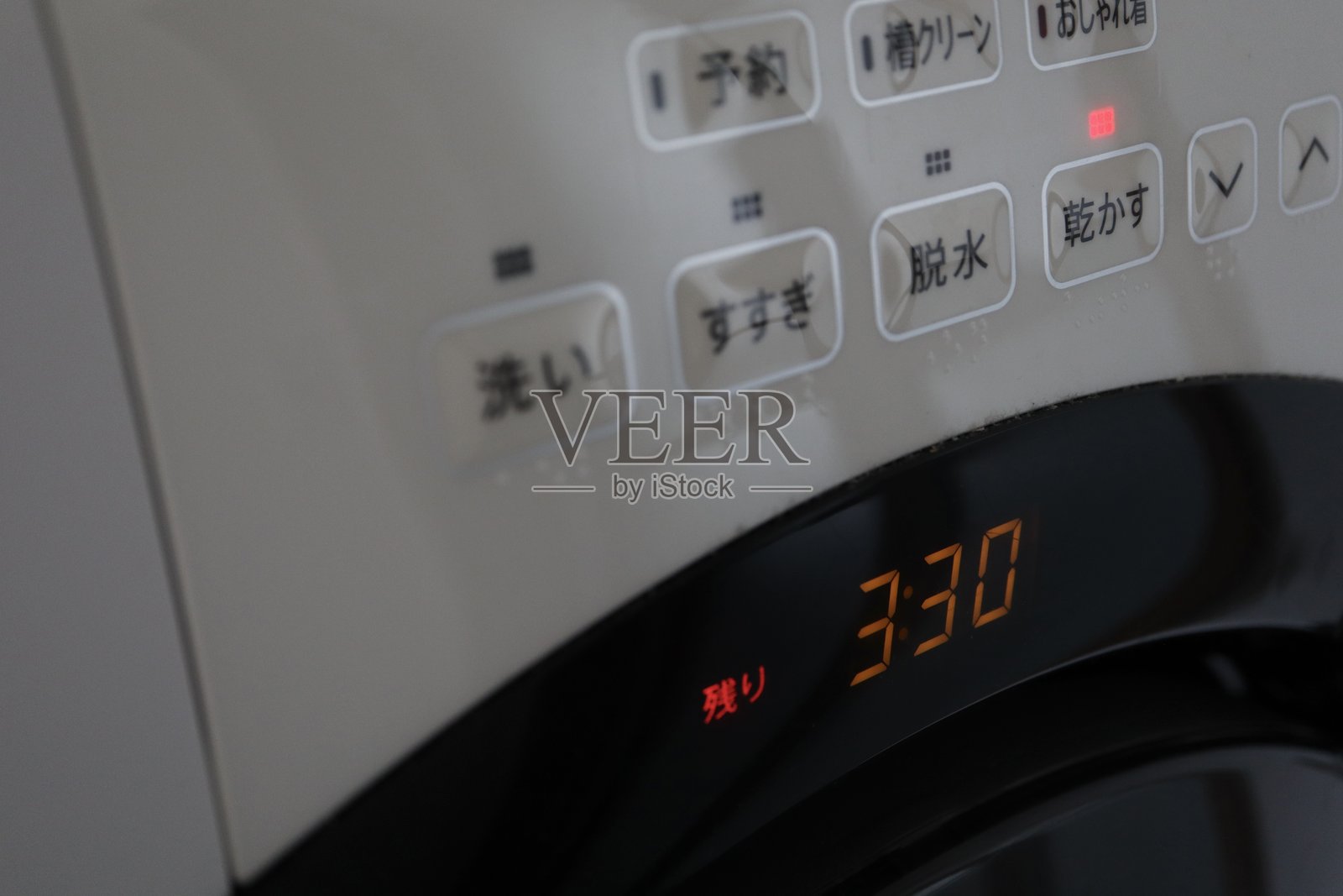 滚筒式洗衣机。具有烘干功能。照片摄影图片