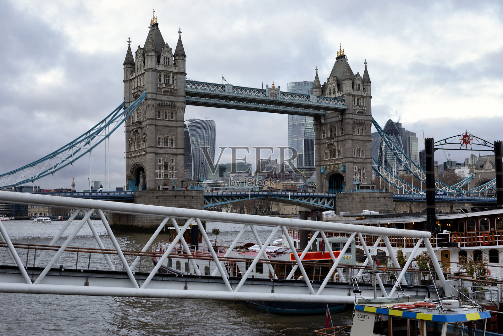 伦敦泰晤士河南岸的塔桥和巴特勒码头照片摄影图片