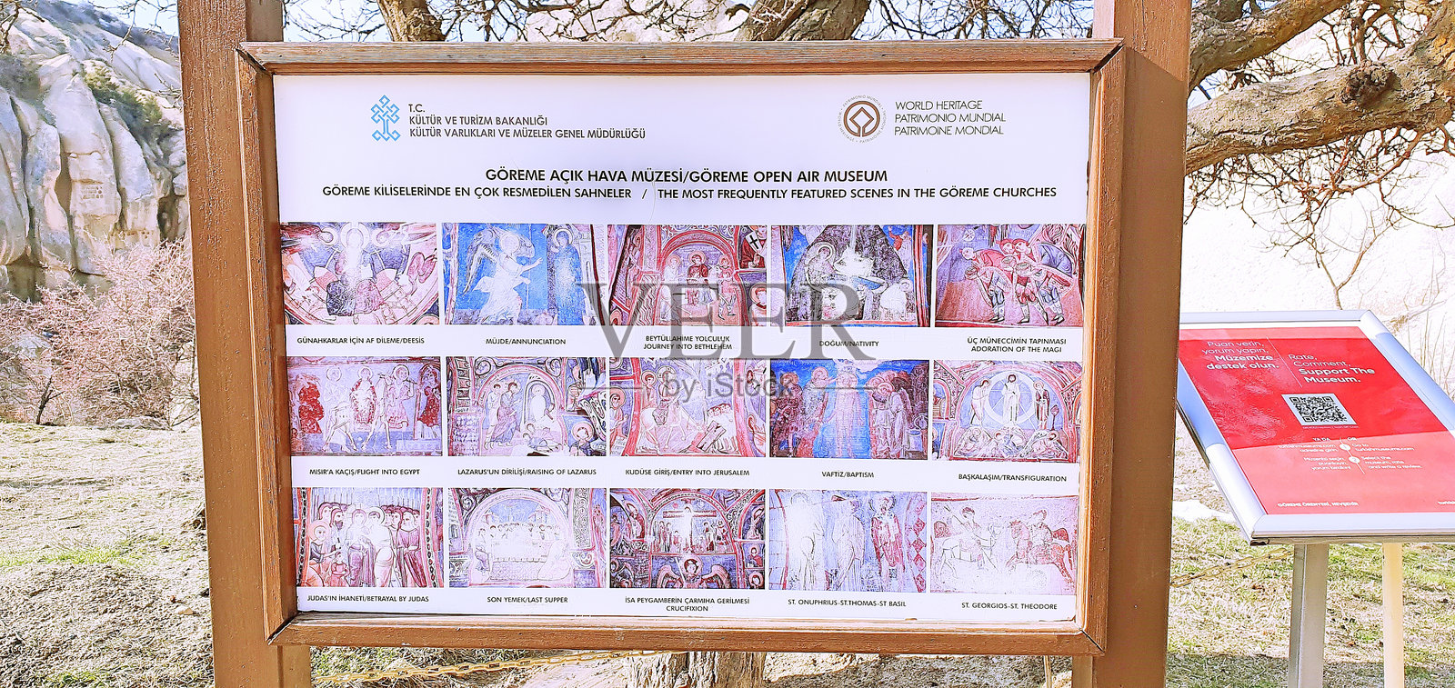 在土耳其卡帕多西亚戈雷姆的山坡上雕刻的洞穴礼拜堂内的古代基督教绘画照片摄影图片