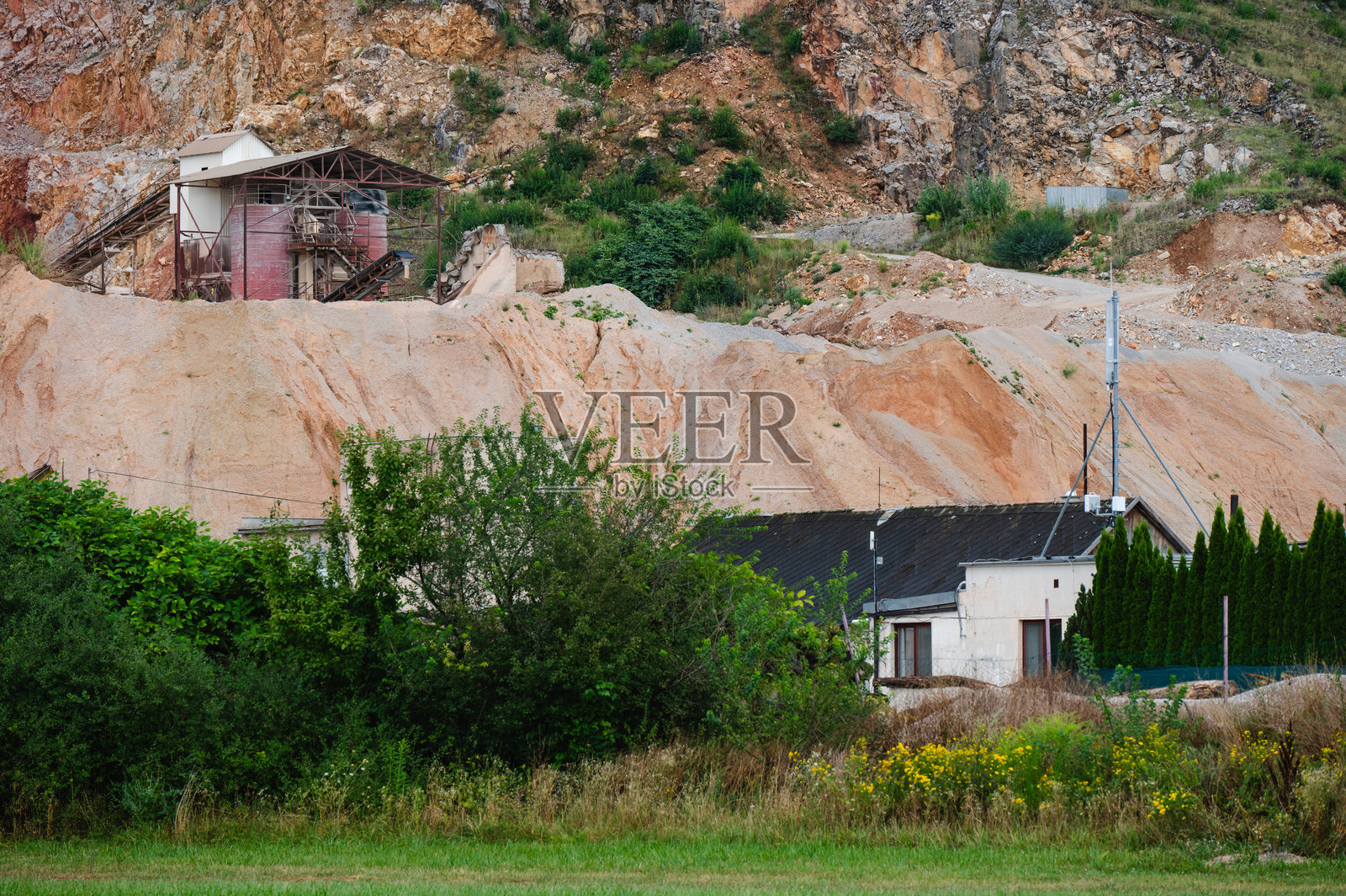 采石场底部的工业储罐照片摄影图片