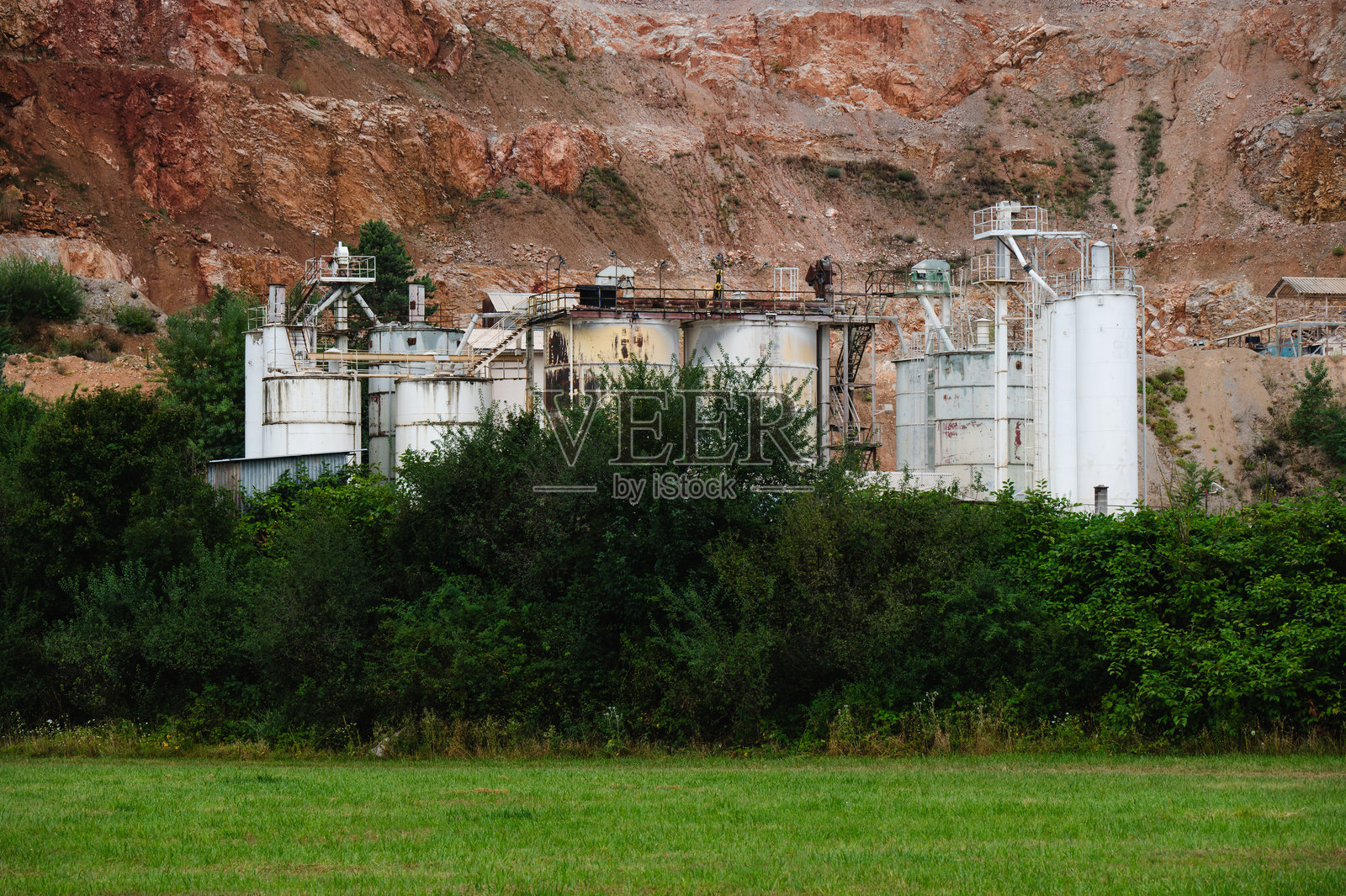 采石场底部的工业储罐照片摄影图片