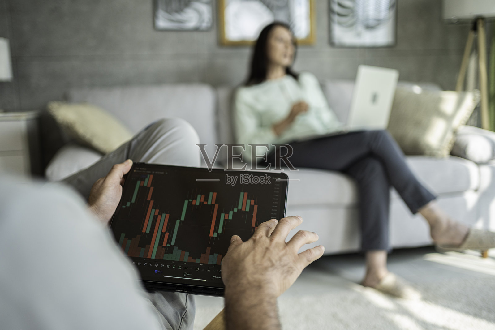 AI在每日交易员的生活。个人财务和投资。照片摄影图片