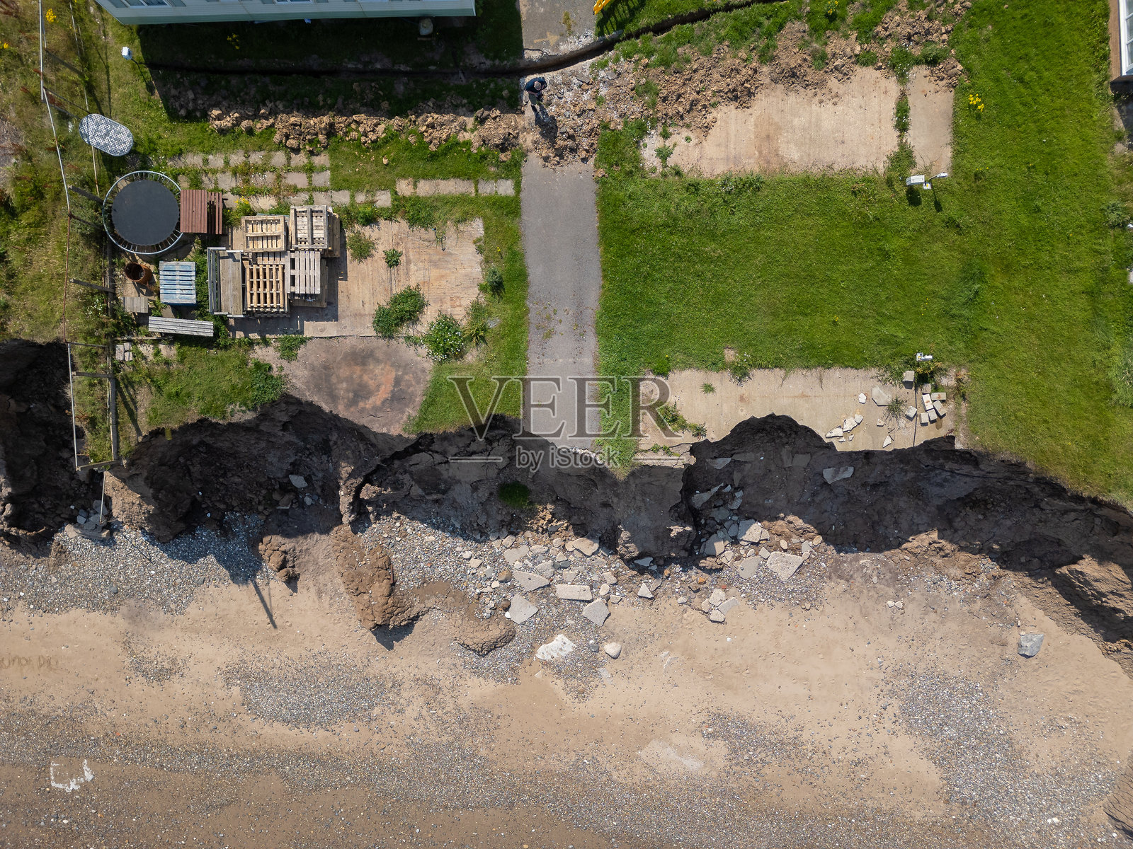 鸟瞰海岸侵蚀冲走的土地沿约克郡东海岸在英国英格兰。照片摄影图片