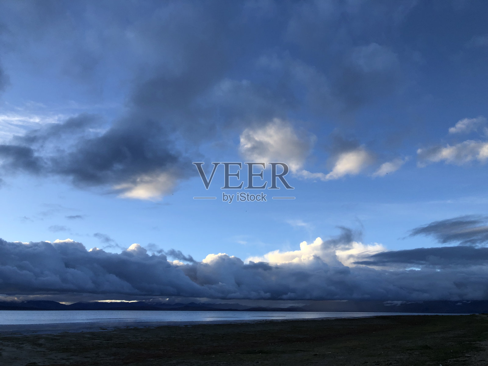 中国西藏，8月日出时的玛旁雍错湖。照片摄影图片