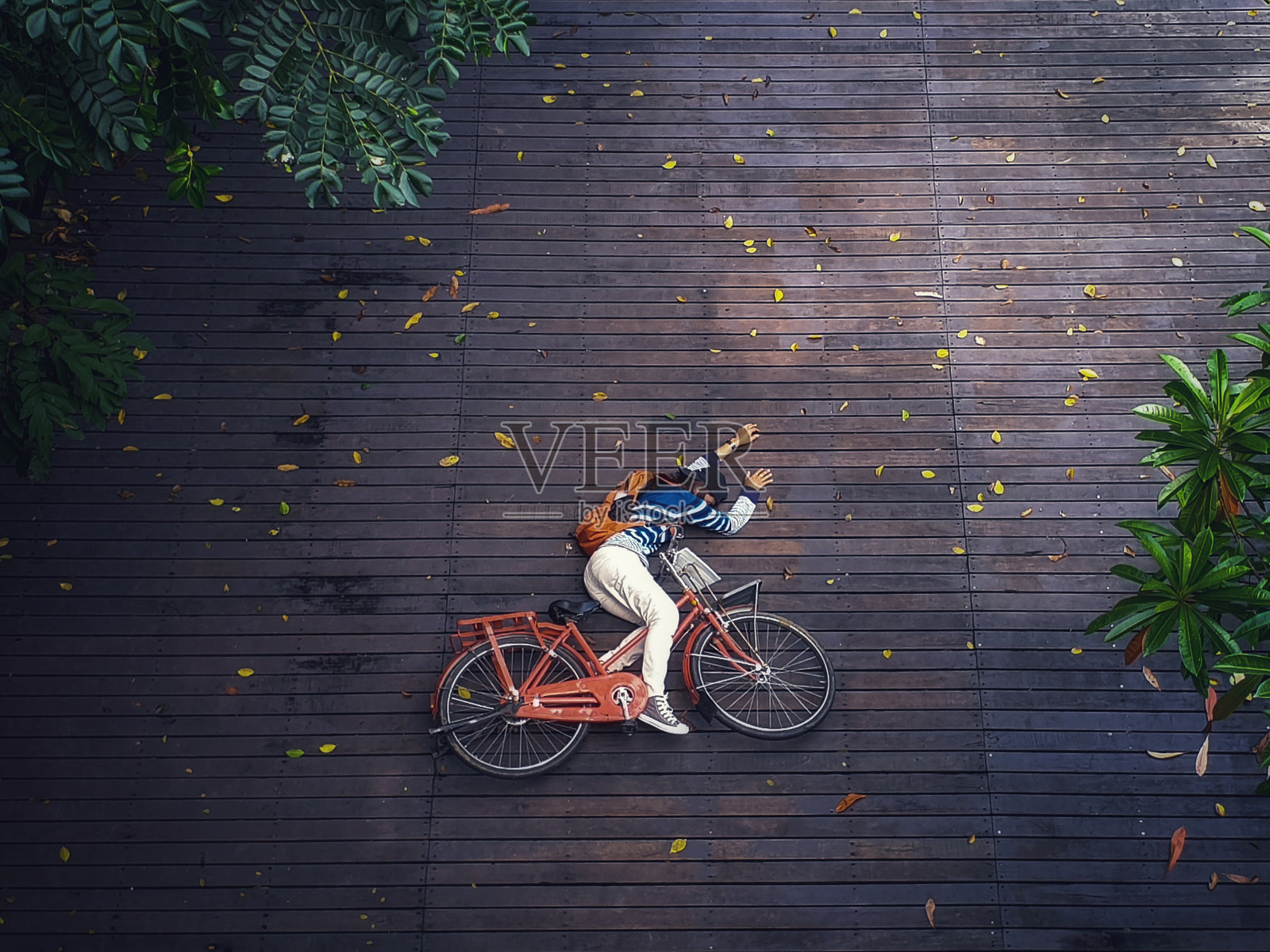 人行道上从自行车上摔下来的女人的高视角照片摄影图片