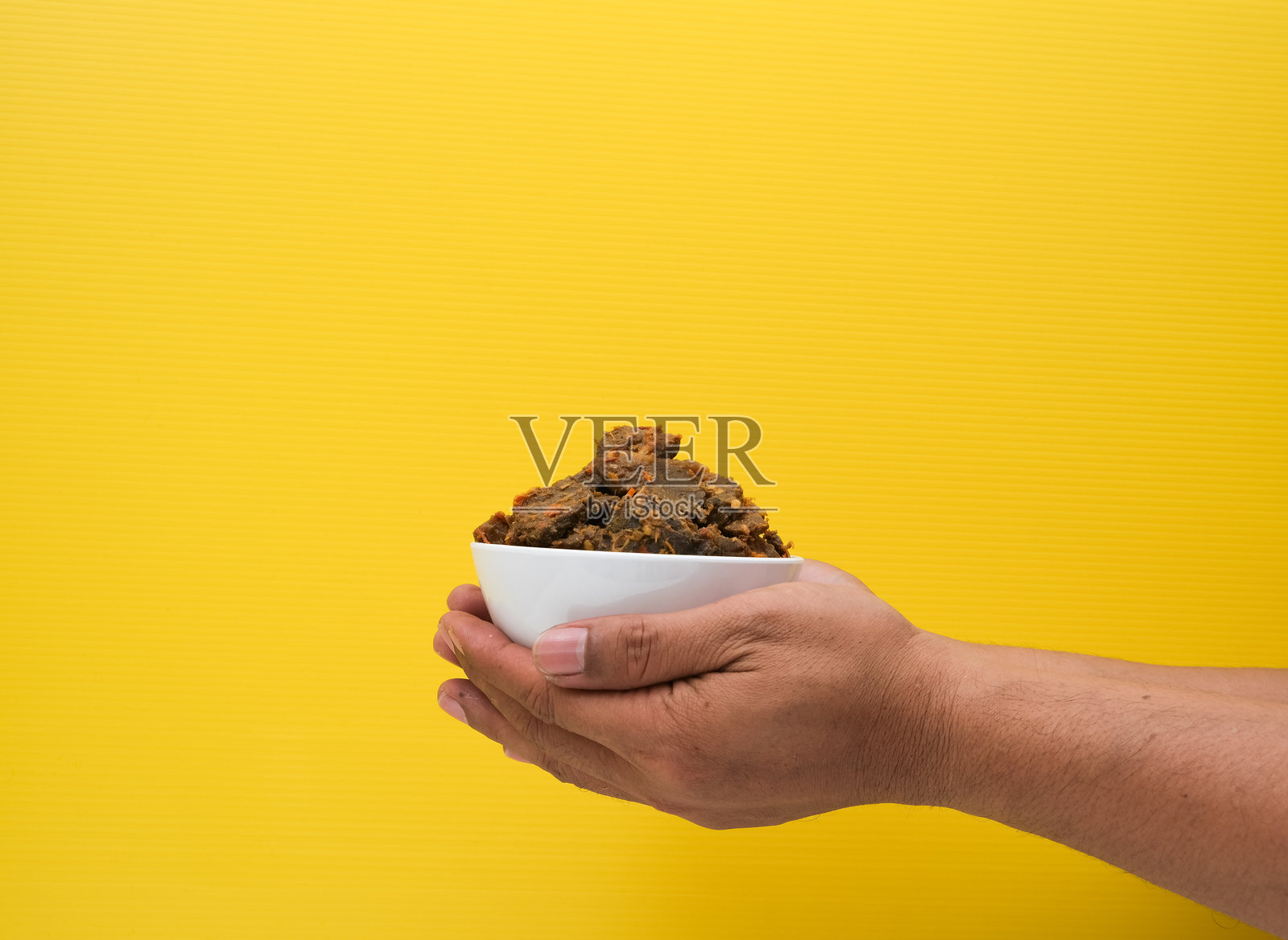 人当是世界上最美味的食物。由炖牛肉、椰奶和各种香草制成。典型的食物来自米南部落，西部照片摄影图片