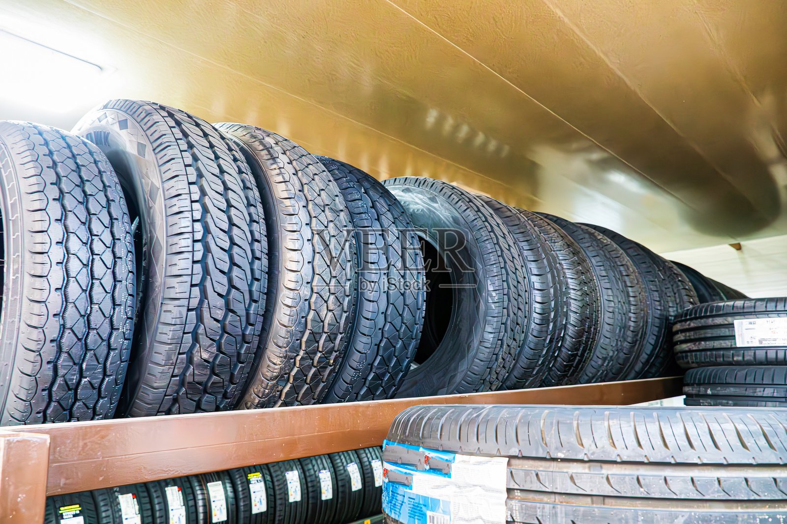 新轮胎堆放在仓库的货架上照片摄影图片