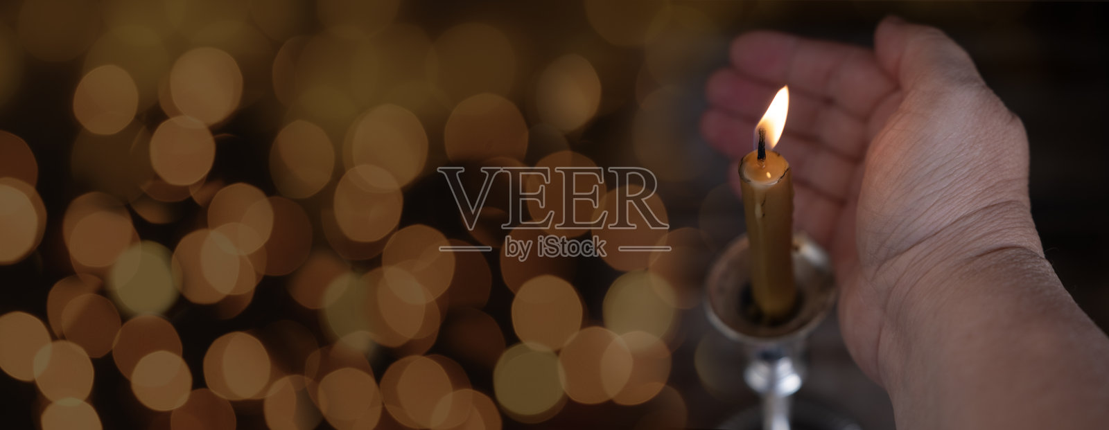 蜡烛照亮全景，宗教仪式和哀悼仪式的概念，冥想，宁静，和内心的平衡，希望的象征照片摄影图片