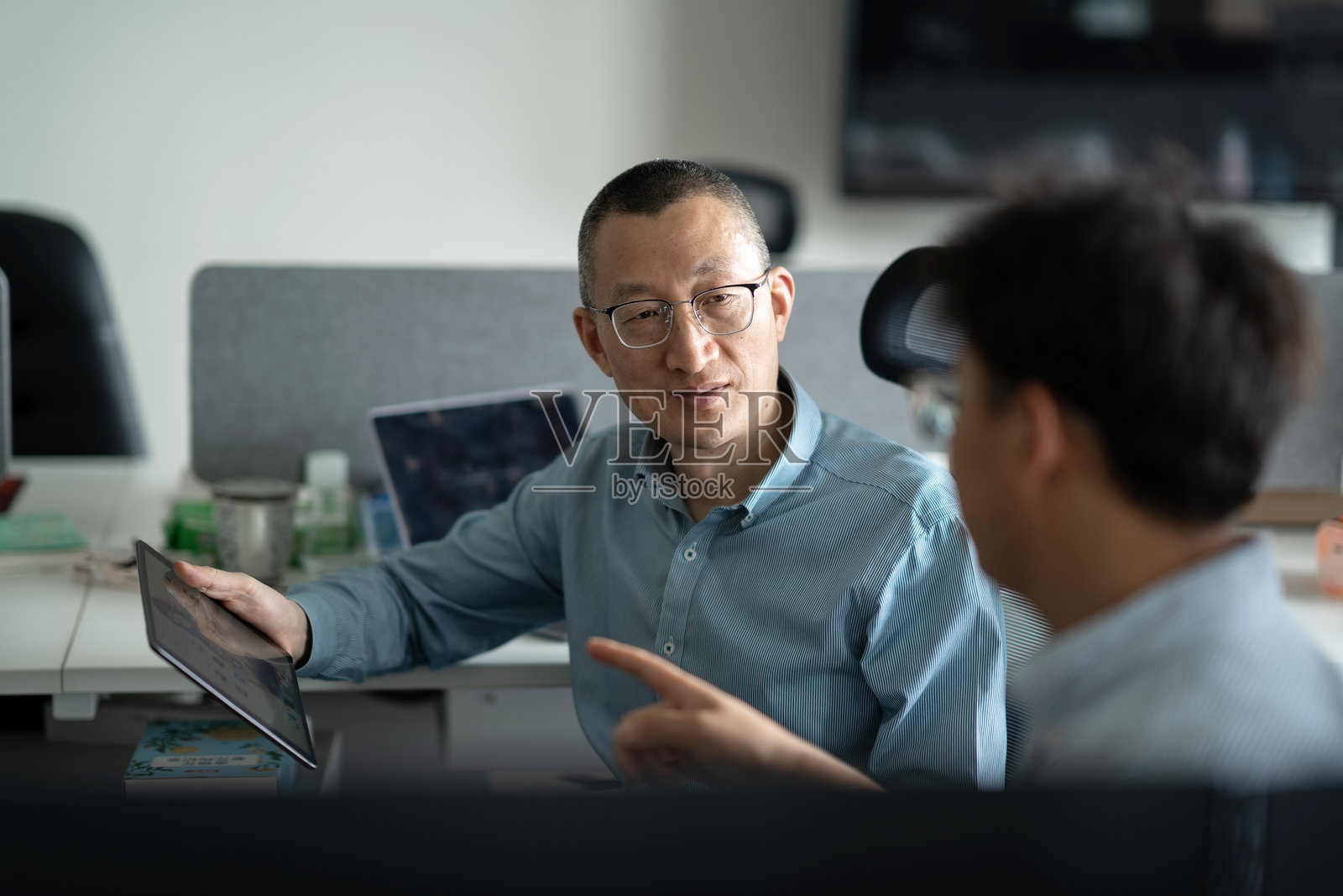 商务人士使用平板电脑进行沟通照片摄影图片