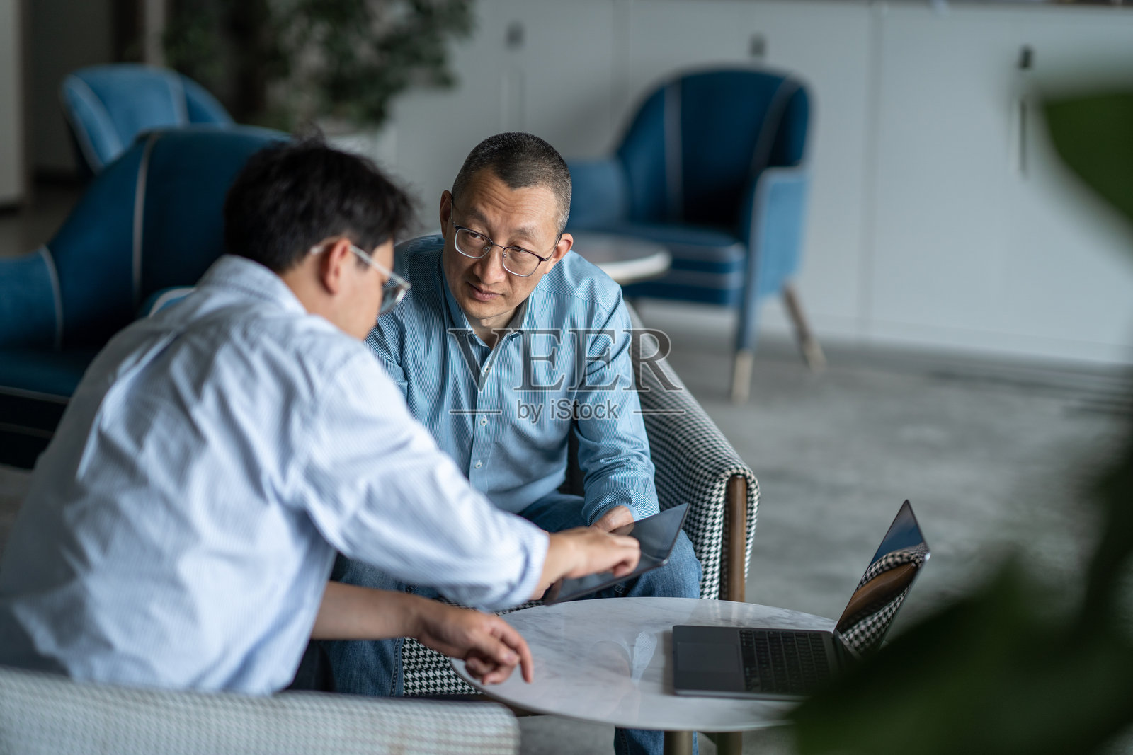 商务人士使用平板电脑沟通照片摄影图片