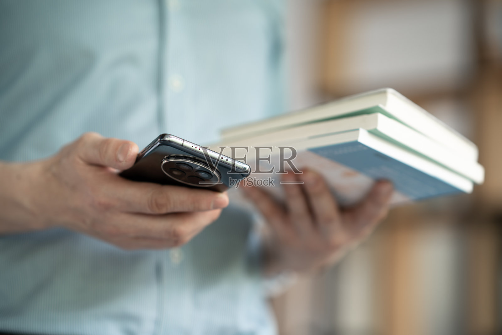 商务人士在室内使用手机照片摄影图片