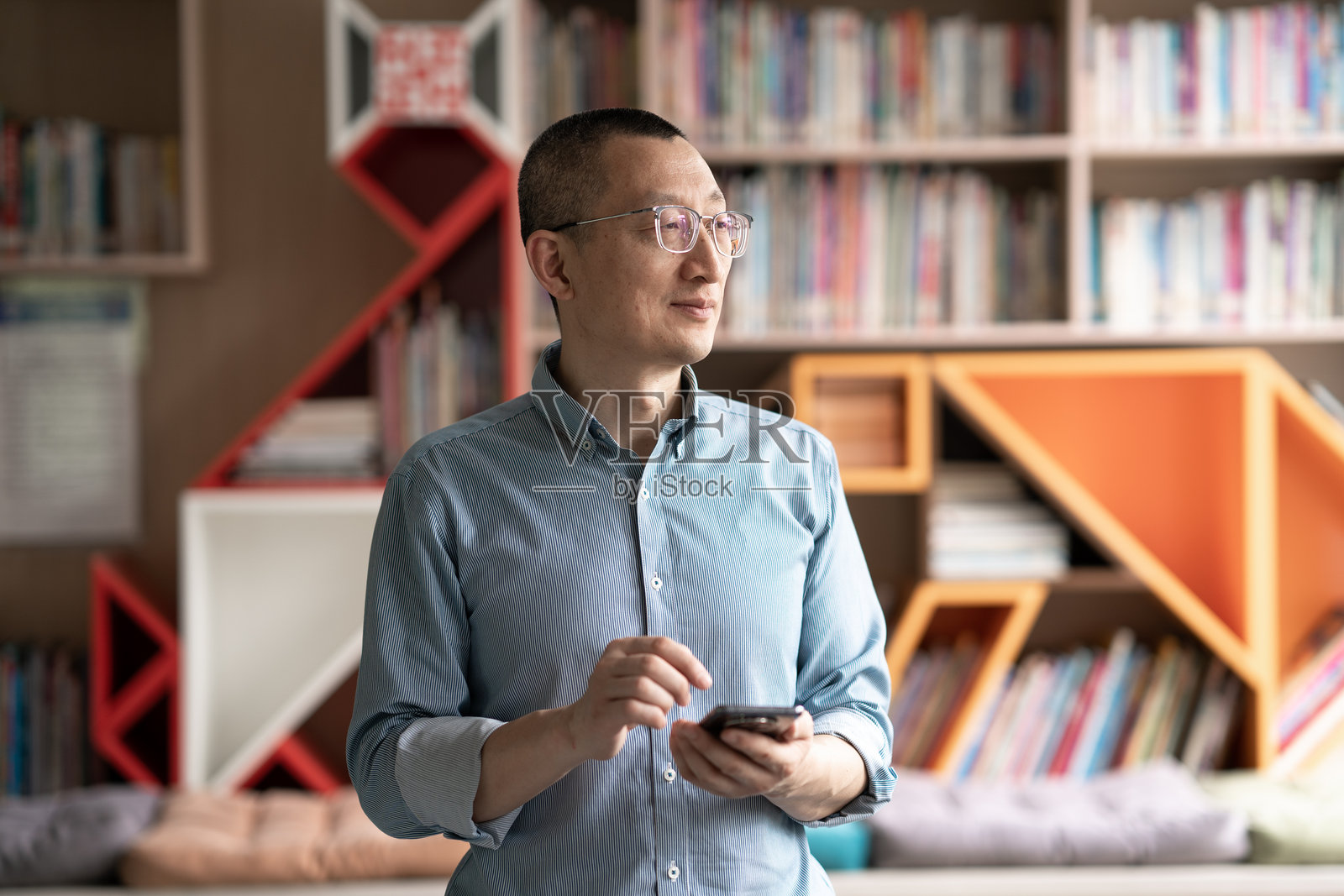 商务人士在室内使用手机照片摄影图片