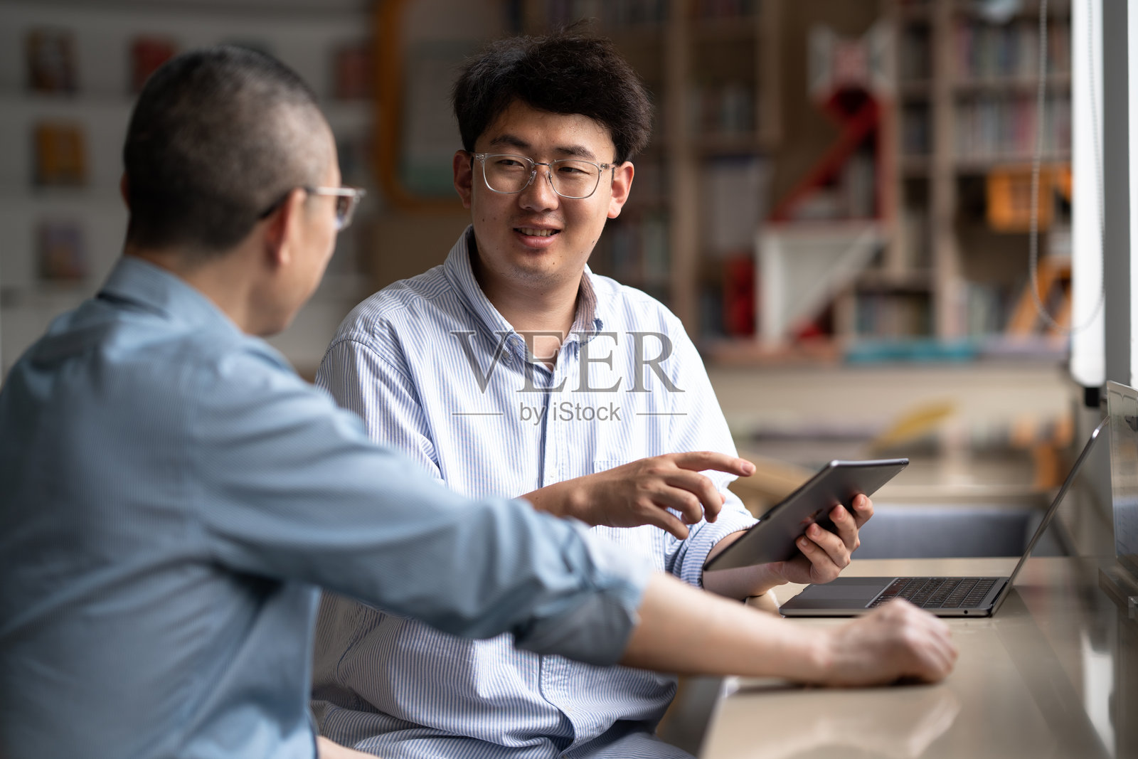 商务人士使用平板电脑沟通照片摄影图片