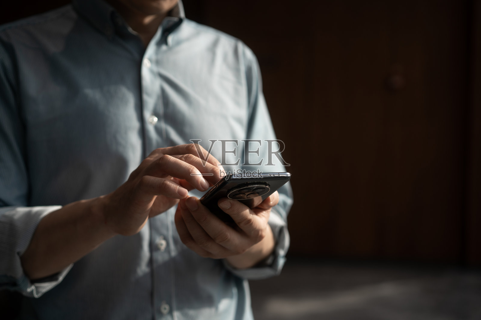 商务人士大厅内使用手机照片摄影图片