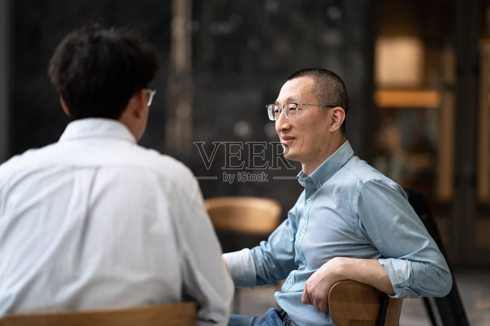 商务人士在大厅内沟通照片摄影图片