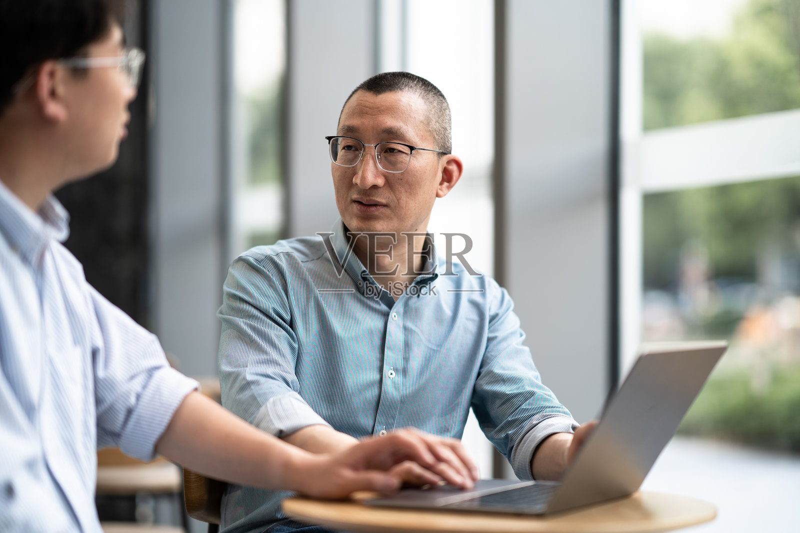 商务人士在大厅内沟通照片摄影图片