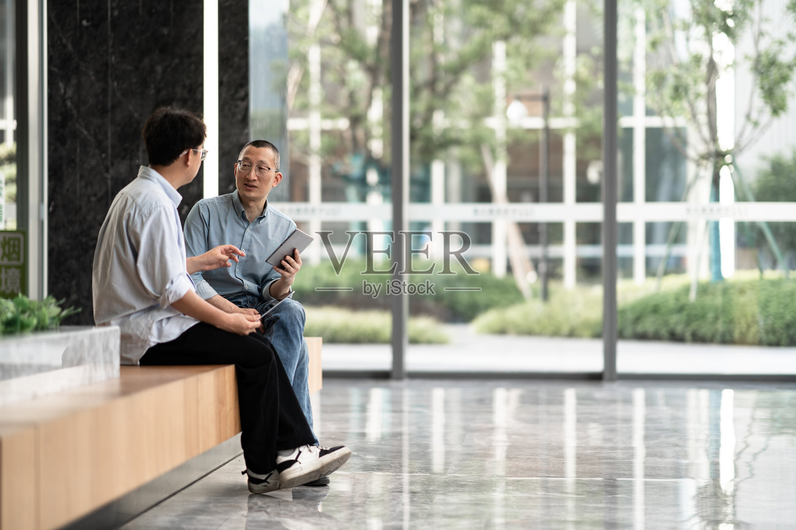 商务人士在大厅内沟通照片摄影图片