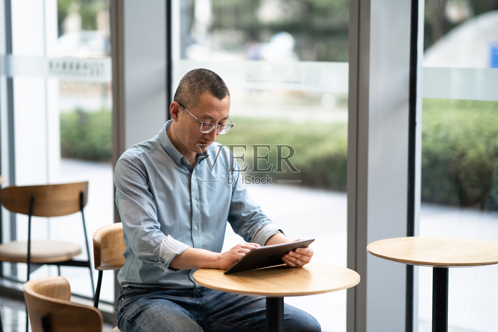 商务人士使用平板电脑照片摄影图片